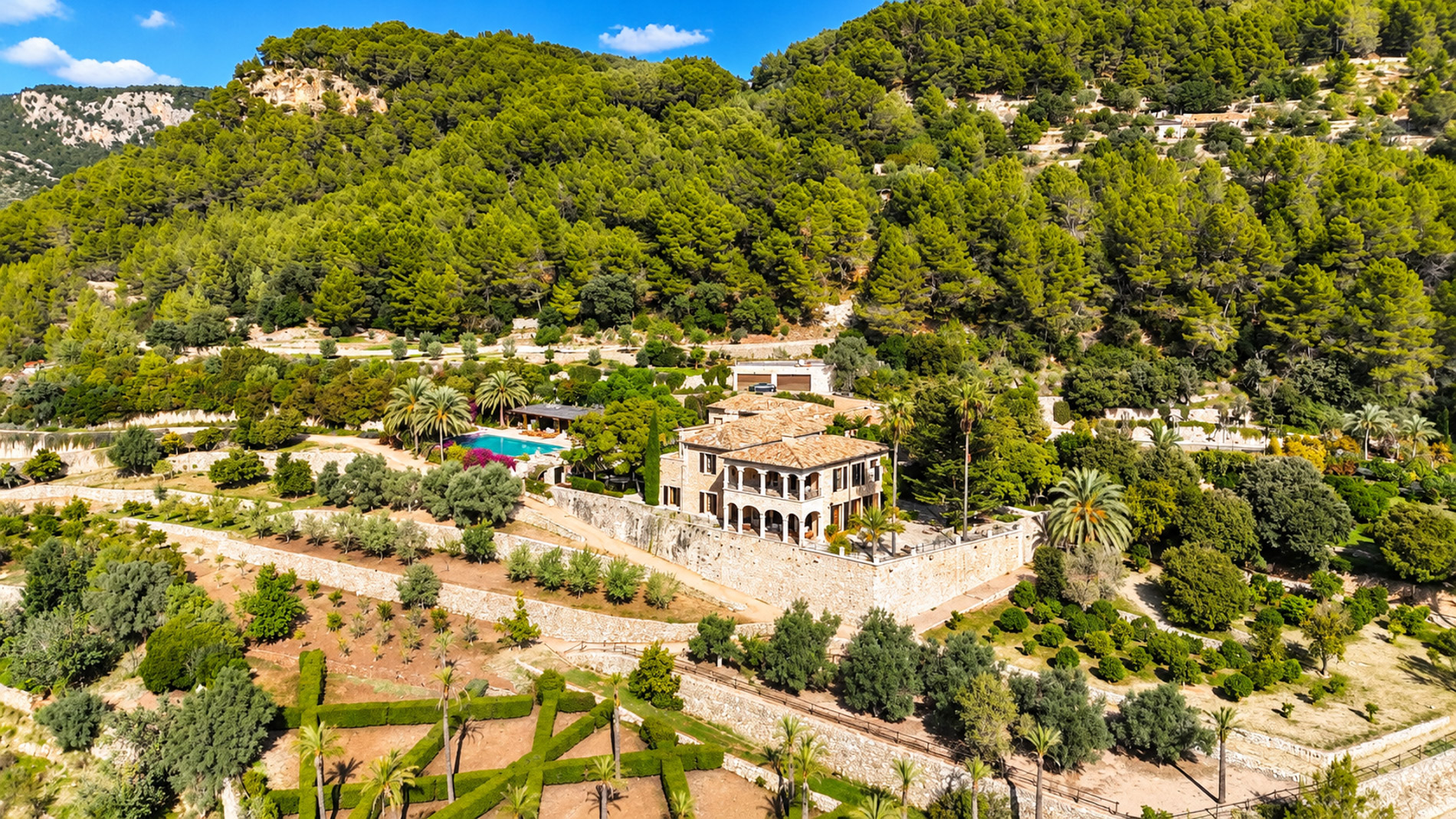 Historisches Anwesen oberhalb von Esporles mit Blick auf die Tramuntana